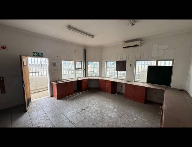 1,000M² WAREHOUSE TO LET IN WYNBERG